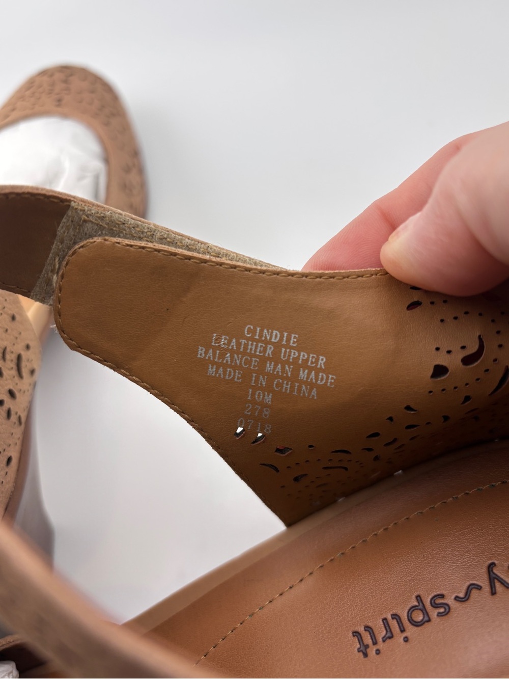 NWOB Easy Spirit Cindie Women's Perforated Leather Pumps tan sz 10 M - Picture 6 of 9